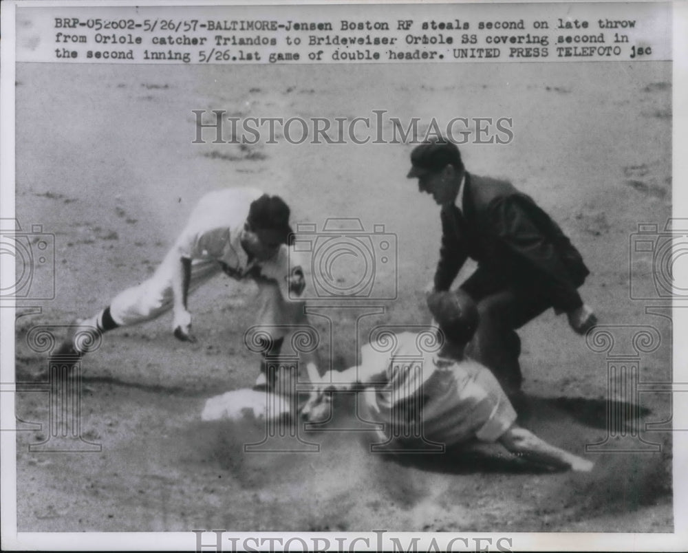 1957 Press Photo Jensen Boston of steal second from Oriole Catcher Triandos. - Historic Images