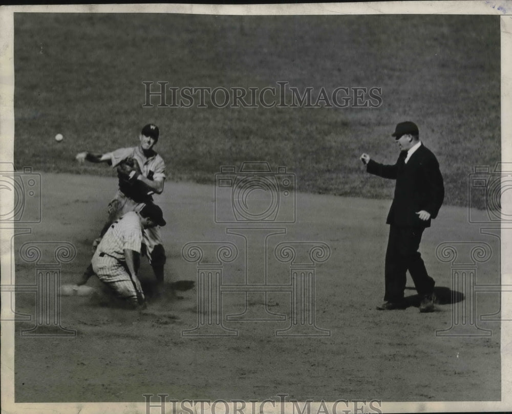 1944 Press Photo George Stirnweiss of Yankees Out, George Myatt of Washington - Historic Images