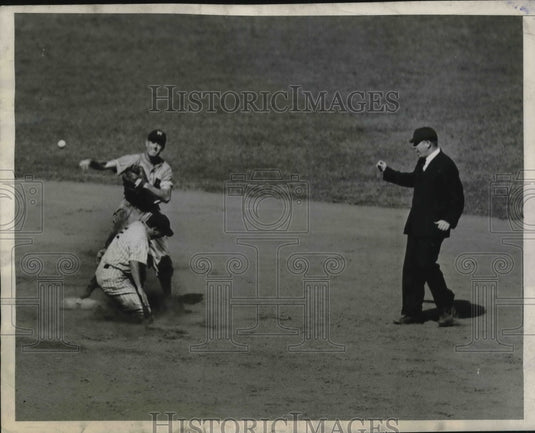 1944 Press Photo George Stirnweiss of Yankees Out, George Myatt of Washington - Historic Images