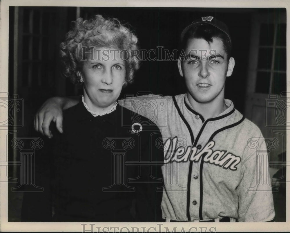 1949 Press Photo Denham baseball player Warren &quot;Jeb&quot; Weidrich &amp; his mom - Historic Images