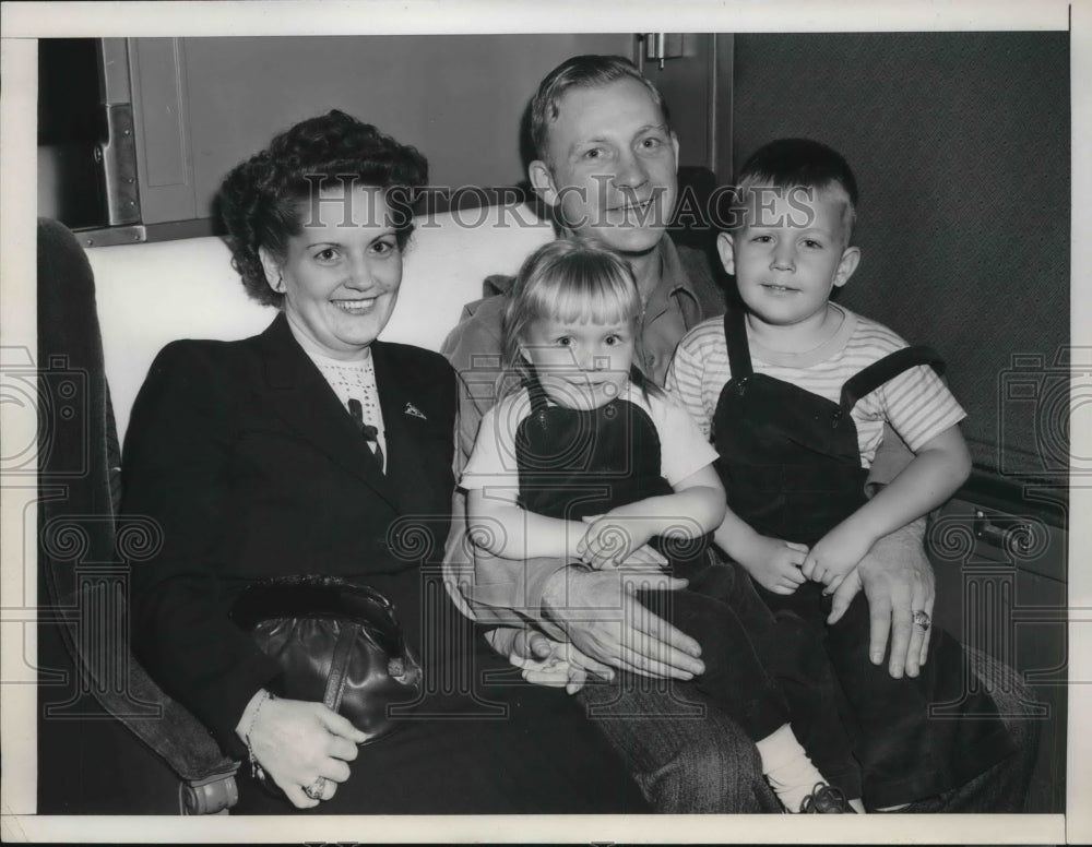 1946 Press Photo Whitey Kurowski Cardinals his wife and Children - nes01803 - Historic Images