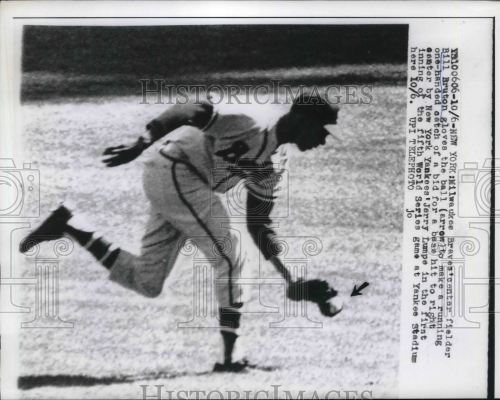 1958 Press Photo Milwaukee Bave Bill Bruton in action vs NY Yankees - nes01836 - Historic Images