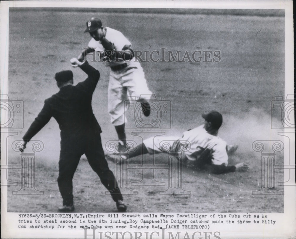 1950 Press Photo Umpire Bill Stewart Calls Cub&#39;s Wayne Terwilliger Out - Historic Images