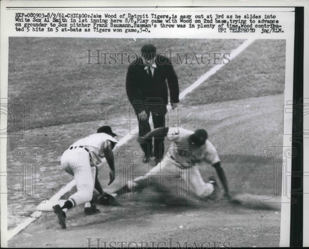1961 Press Photo Jake Wood Tigers Out At 3rd Slides Into Al Smith White Sox MLB - Historic Images