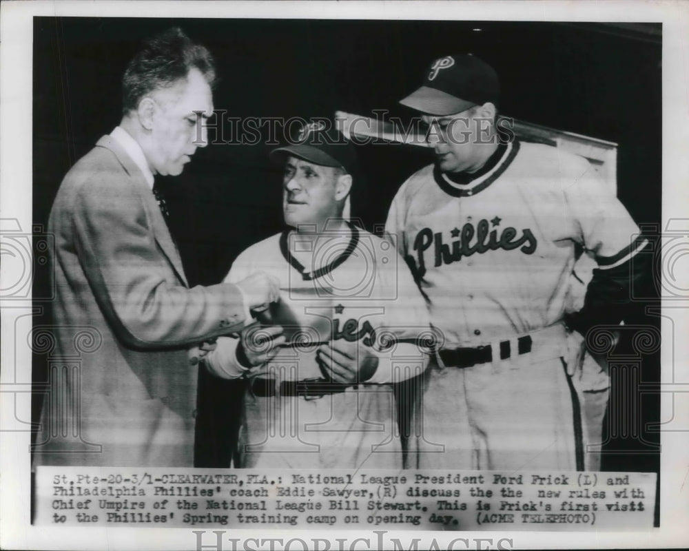 1950 Press Photo Ford Frick Discusses New Rules With Eddie Sawyer Coach Phillies - Historic Images