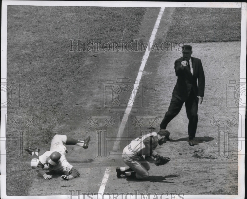 1966 Press Photo NY Mets Ron Swoboda out at 3rd vs Philly Dick Groat,ump Venzon - Historic Images