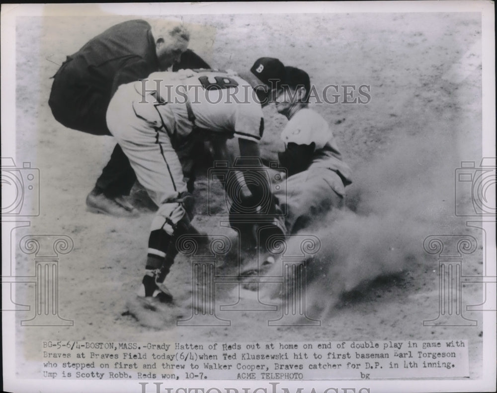 1951 Press Photo Grady Hatten Reds Out At Home By Walker Cooper Catcher Braves - Historic Images