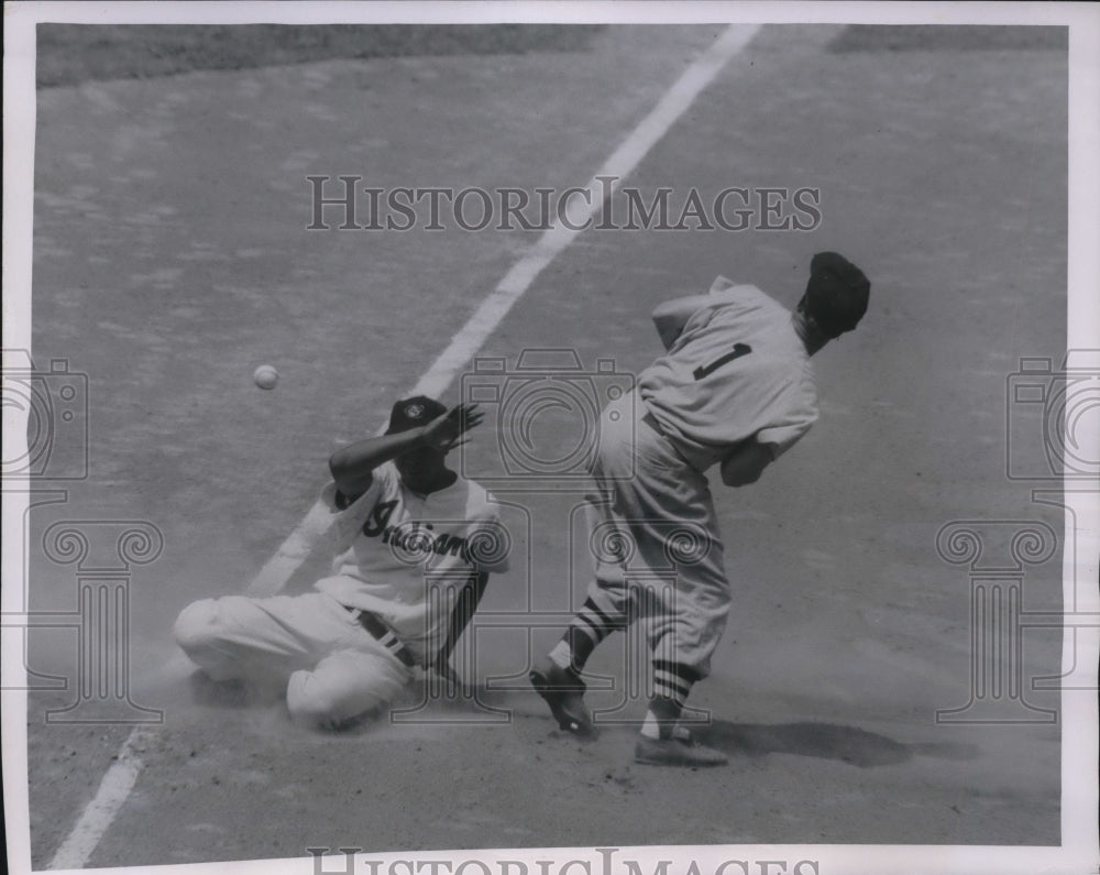 1954 Press Photo Cleveland Indians Al Smith with Grady Hatton at 3rd base - Historic Images