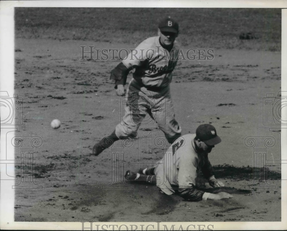 1943 Press Photo Giants' John Rucker w/ Dodgers' Alex Kampour at Yanke ...