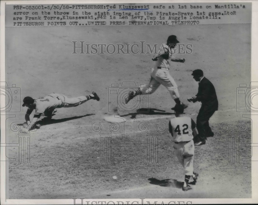 1958 Press Photo Pirates Ted Kluszewski safe at first base against the Braves. - Historic Images