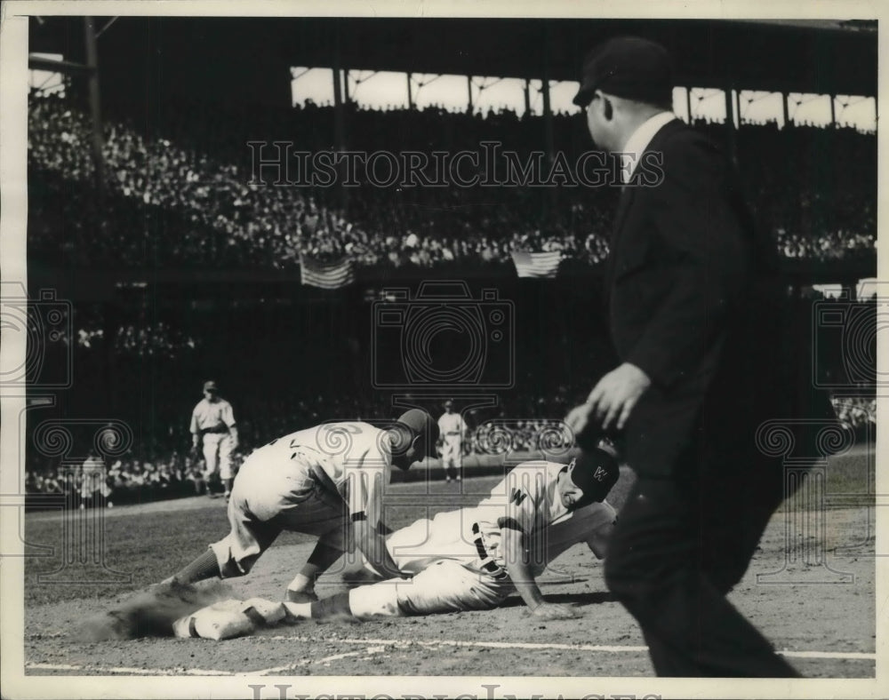 1937 Press Photo Umpire Bill McGowan call Chapman of Senator is safe at 1st Base - Historic Images