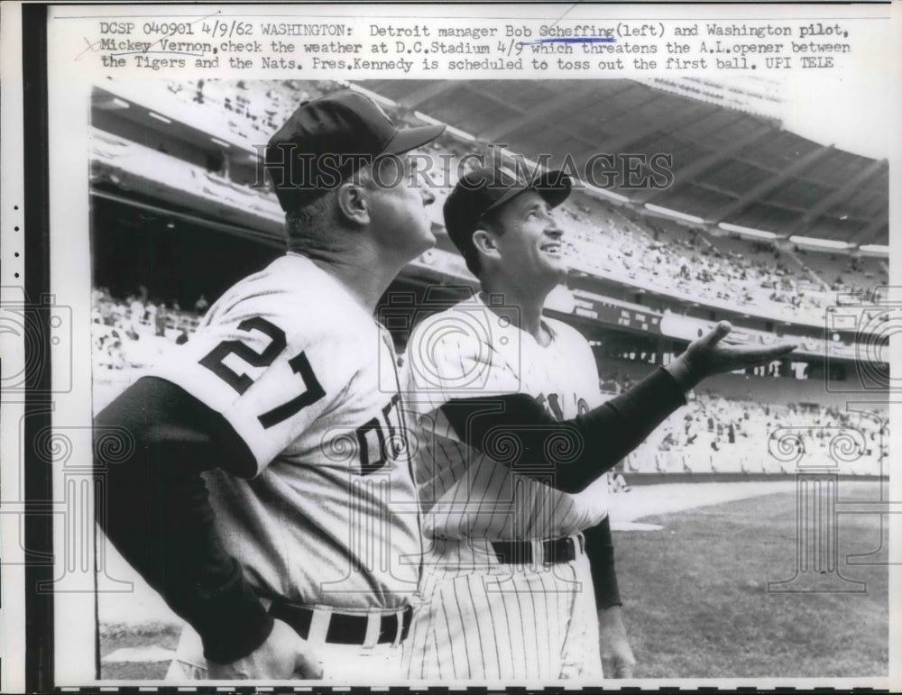 1962 Press Photo Detroit manager Bob Scheffing with Mickey Vernon before game - Historic Images