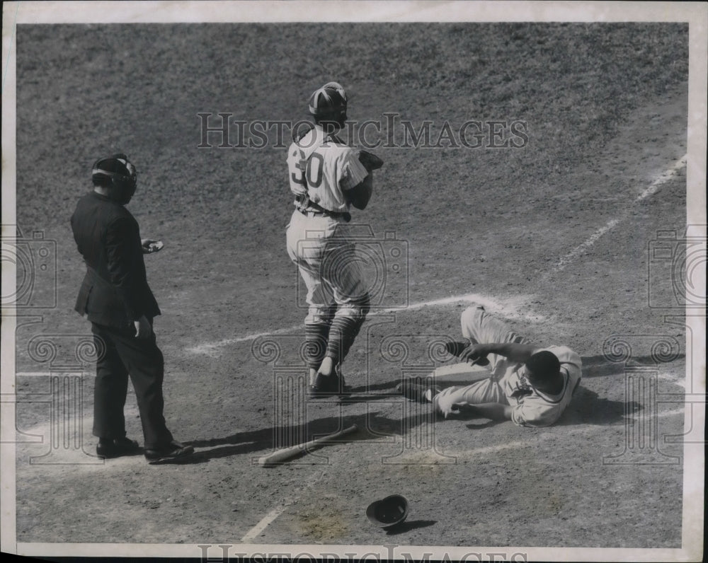 1957 Press Photo Wes Covington Braves Ducks Pitched Ball Dick Littlefield Cubs - Historic Images