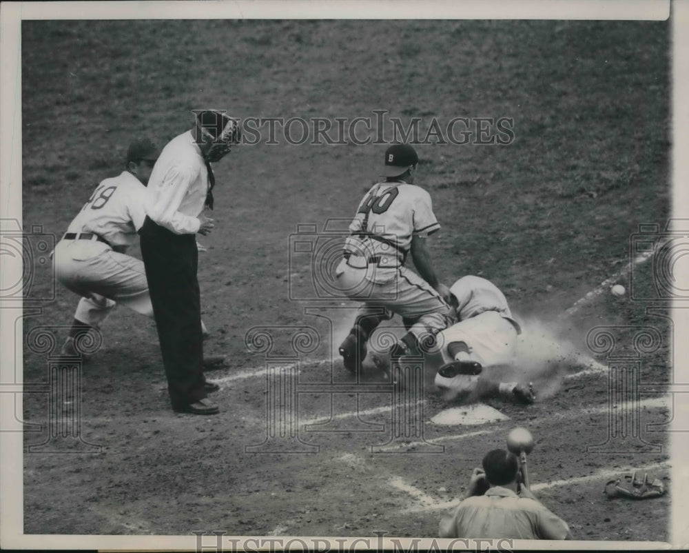 1948 Press Photo Phil Cavarretta Cubs Scores Run Phil Masi Red Sox Catcher MLB - Historic Images