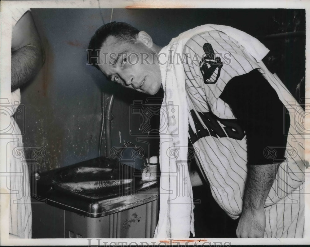 1959 Press Photo Jack Harshman Pitcher Cleveland Indians 5th Inning Break MLB - Historic Images