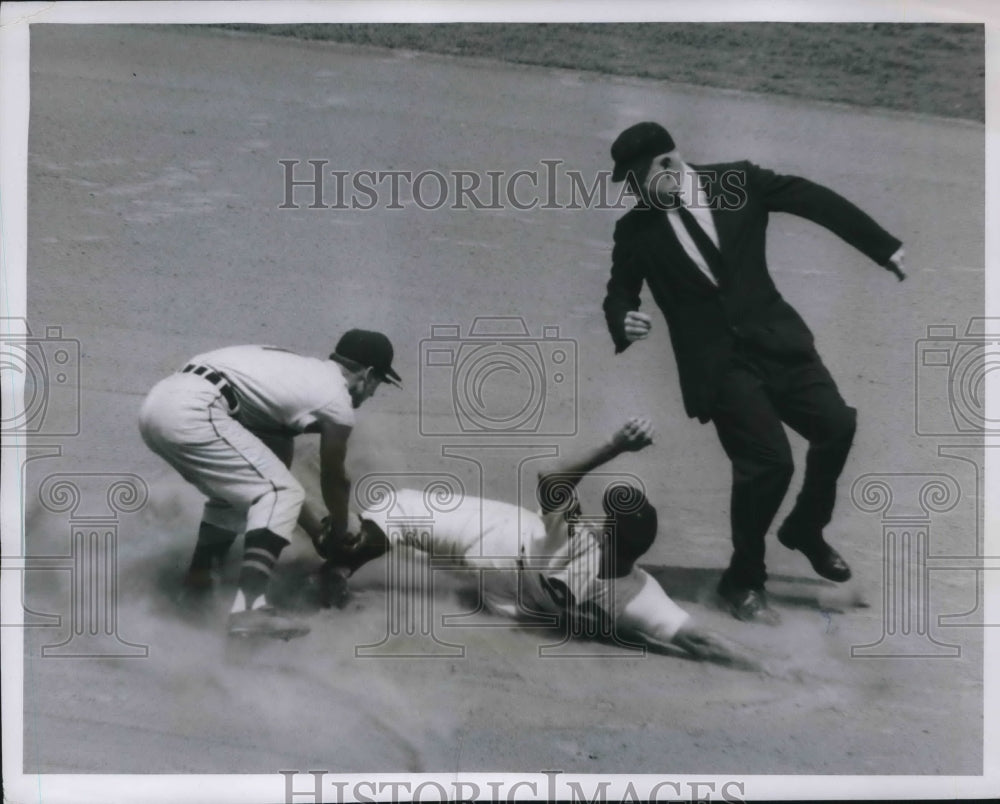 1955 Press Photo Vic Wertz of the Indians and Fred Hatfield of the tigers - Historic Images