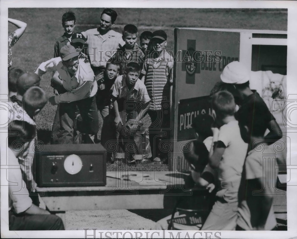 1954 Press Photo Peter Harrison Pitchometer Machine Pitching Contest Milwaukee - Historic Images