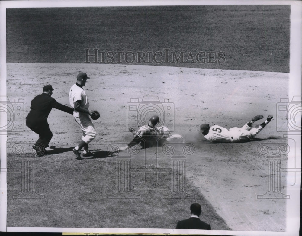 1958 Press Photo Harry Hanebrink of the Braves slides into 2nd as Cubs' Tony - Historic Images