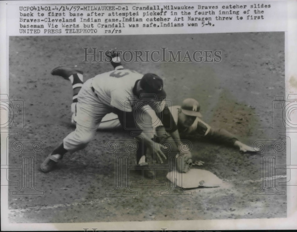 1957 Press Photo Milwaukee Braves catcher Del Crandall slides back to 1st base - Historic Images