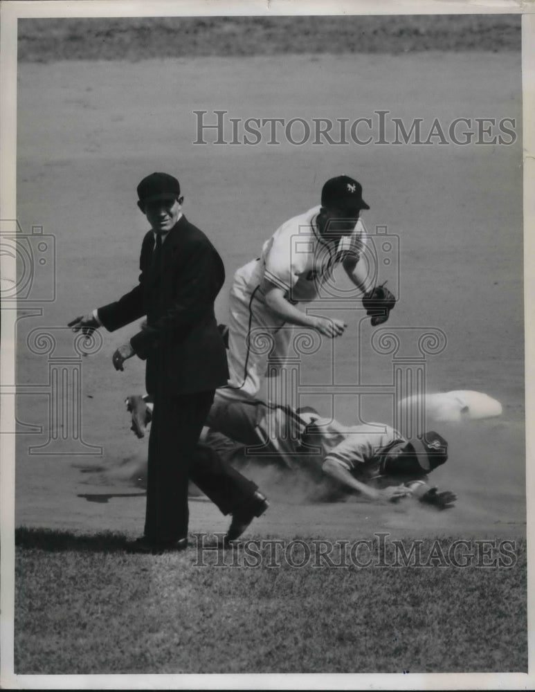 1947 Press Photo Harry Walker Philadelphia Phillies, Bill Rigney, Ump Goetz - Historic Images