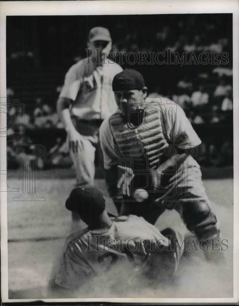 1945 Press Photo Phillie catcher Gus Mancuso vs Cubs Leonard Merullo safe - Historic Images