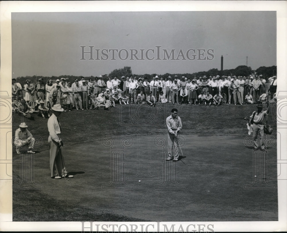 1942 Press Photo Corp Jimmy Turnesa Sinks 15 Foot Putt On 5th Green - nes02979 - Historic Images