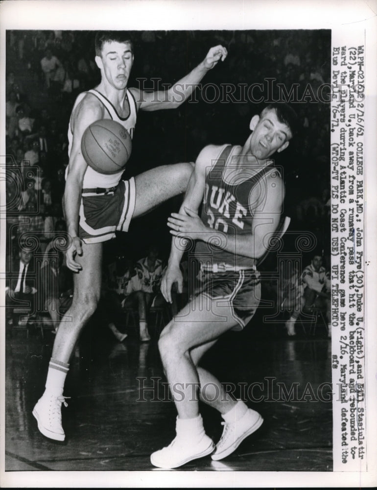 1961 Press Photo Duke U. John Frye vs Marytland U Bill Stasiulatir - nes03131 - Historic Images