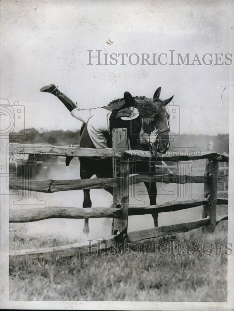 1934 Press Photo Hope Gimbel clings to reins of &quot;Weary River&quot; - nes03249 - Historic Images