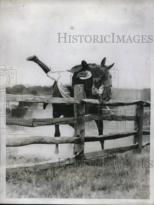1934 Press Photo Hope Gimbel clings to reins of "Weary River" - nes03249 - Historic Images