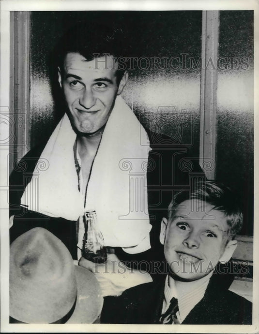 1941 Press Photo Frank Kovac at the National Indoor Tennis tournament w/ a boy - Historic Images