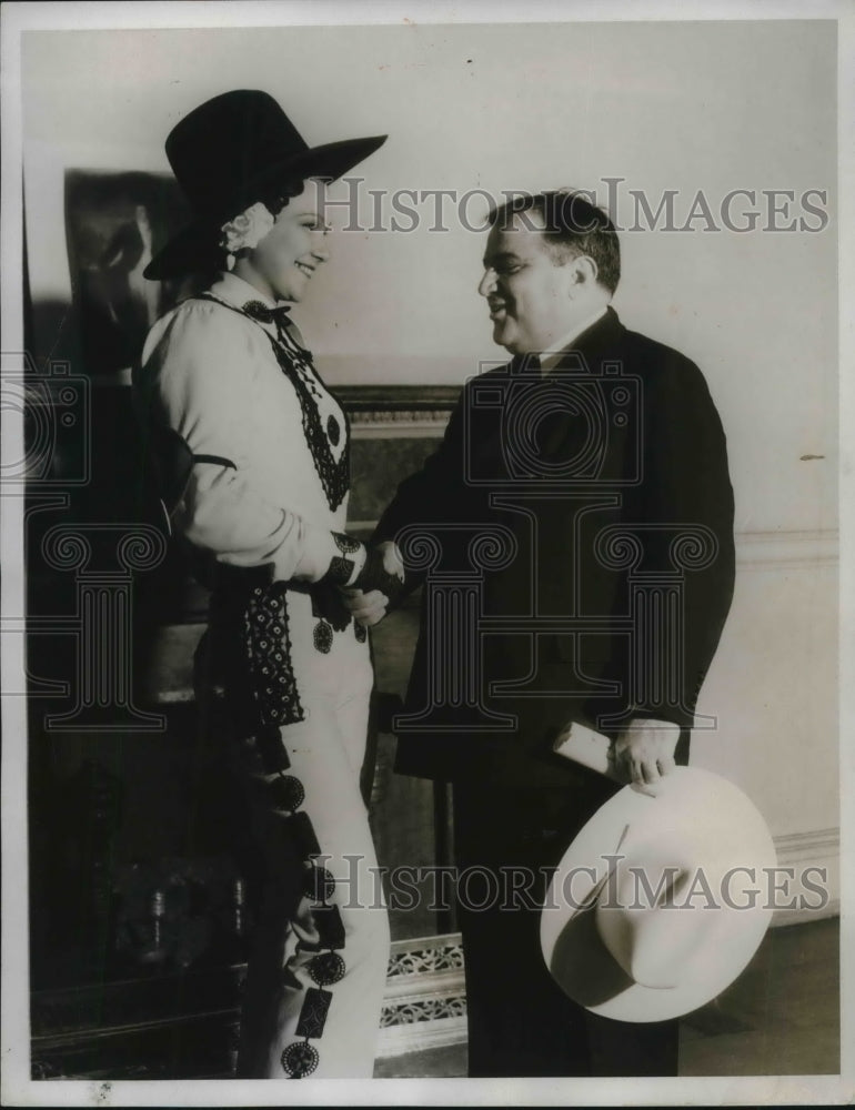 1934 Press Photo Mary Keen of Fort Davis Presents Sombrero to Mayor LaGuardia - Historic Images