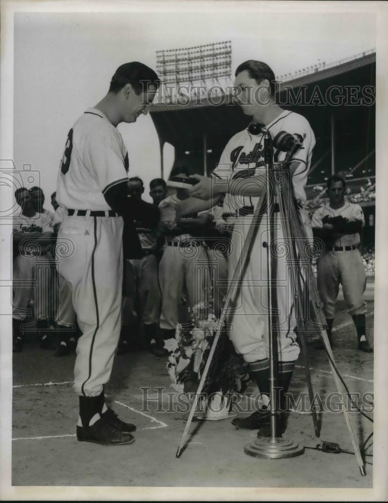 1947 Press Photo Cleveland Indians pitcher Don Black presented w/ a gold watch - Historic Images