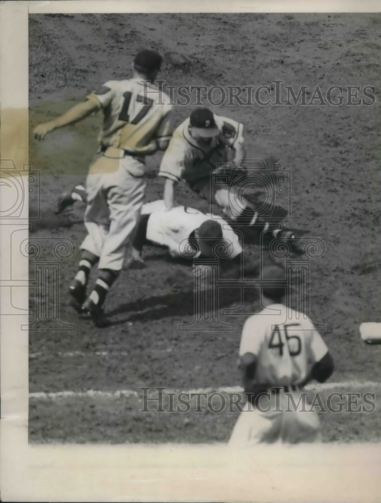 1949 Press Photo Gene Mauch of Cubs rundown being tagged by Braves Eddie Stankey - Historic Images