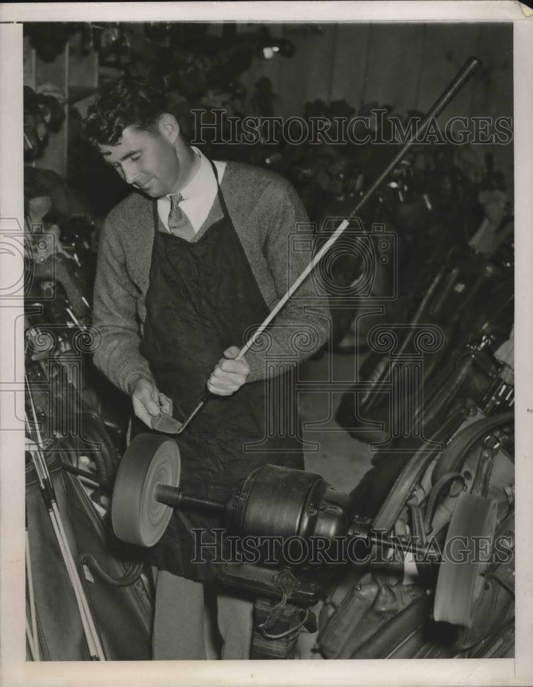 1940 Press Photo Henry Picard 23rd annual P.G.A. Champion polishe up a putter. - Historic Images