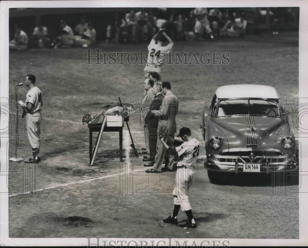 1951 Press Photo Sam Mele of Senators presented him with gifts and a Car. - Historic Images