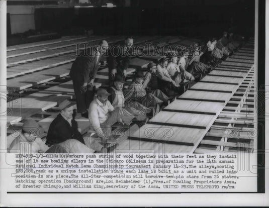 1955 Press Photo Lou Reinheimer watching workers for the 14th Nat'l Individual - Historic Images