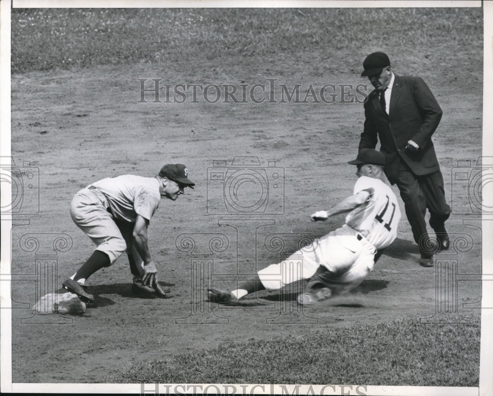 1955 Press Photo Bob Speake Out at Second, Chicago Cubs, Bobby Morgan, Phillies - Historic Images