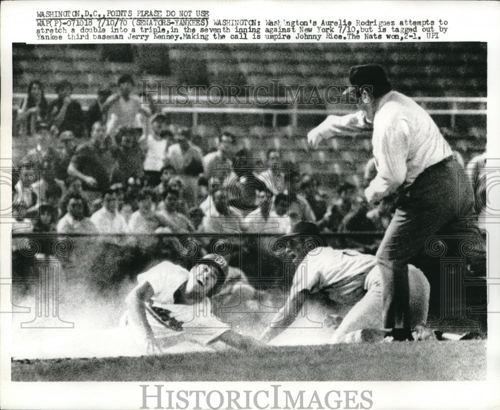 1970 Press Photo Washington's Rodriguez Tagged Out by Yankees' Kenney - Historic Images