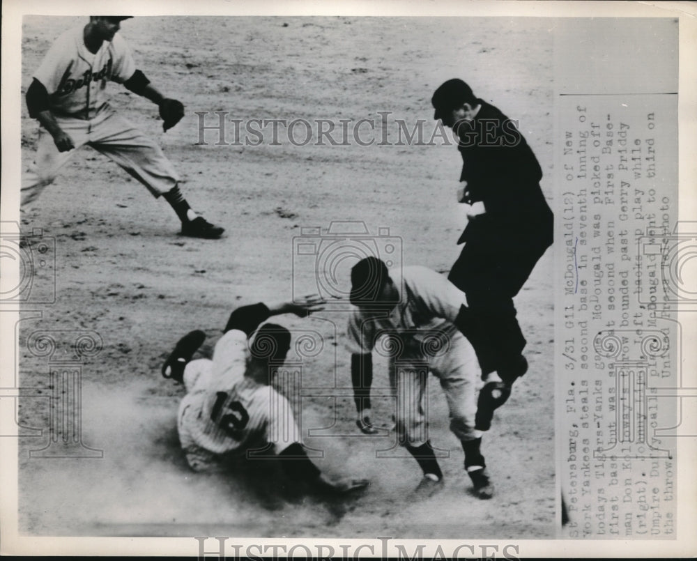 Press Photo Tigers Gerry Priddy Misses Ball, Yank Gil McDougald Is Safe At 2nd - Historic Images