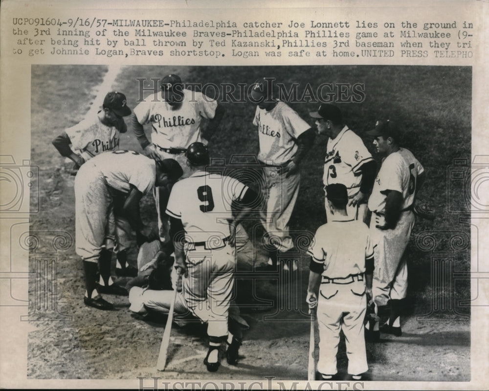 1957 Press Photo Milwaukee Phillies J Lonnett hit by ball in game vs Braves - Historic Images