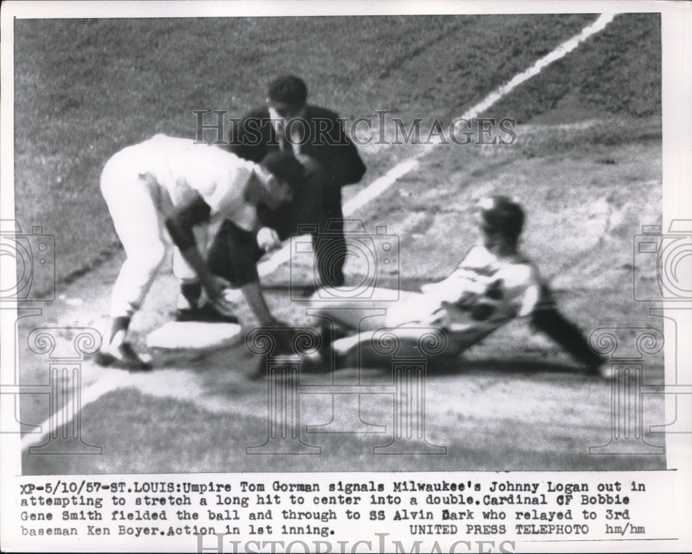 1957 Press Photo St Louis Mo Ump T Gorman calls Braves Logan out vs Cards Smith - Historic Images