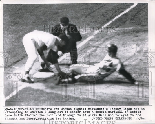 1957 Press Photo St Louis Mo Ump T Gorman calls Braves Logan out vs Cards Smith - Historic Images