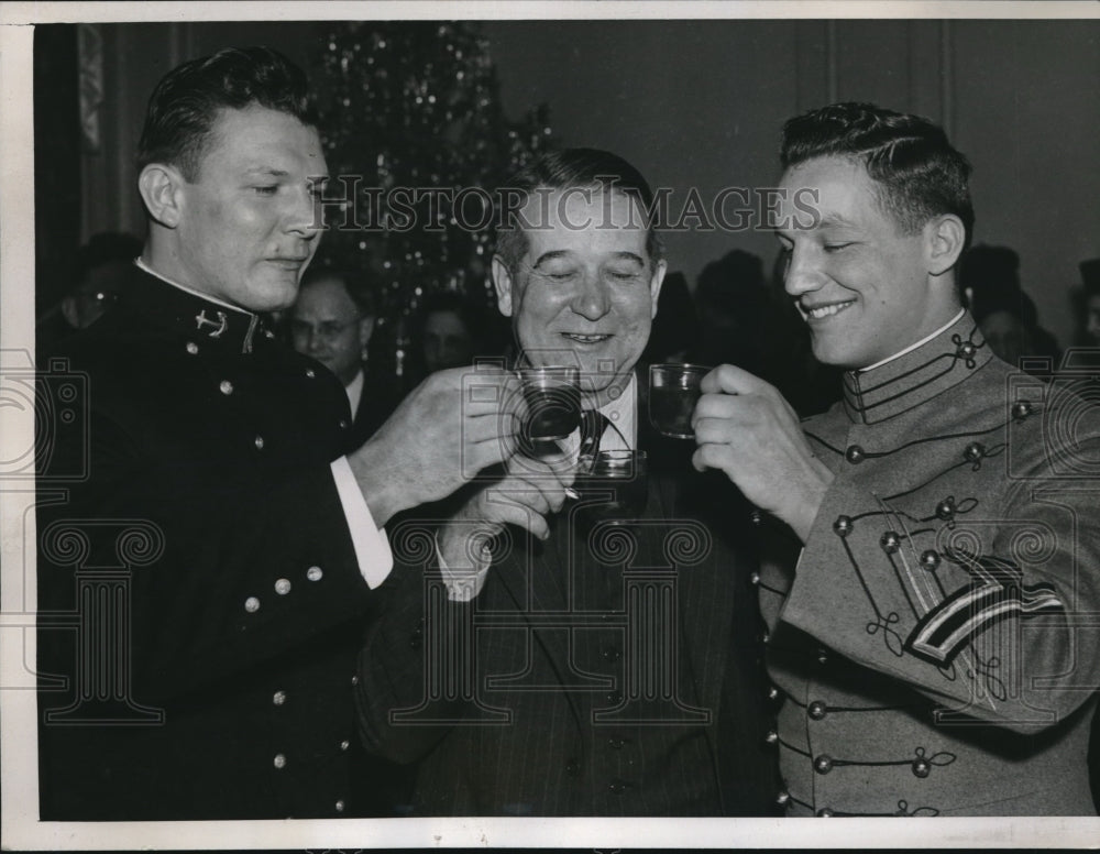 1938 Press Photo Football Players Allen Bergner, Harry Stella &amp; Coach At Banquet - Historic Images