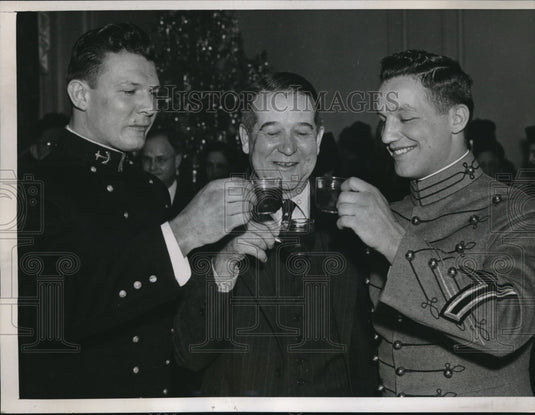 1938 Press Photo Football Players Allen Bergner, Harry Stella & Coach At Banquet - Historic Images