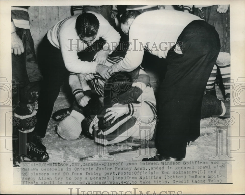 1948 Press Photo Windsor Spitfires, Oshawa Generals Hockey Fight, Ken Holmeshaw - Historic Images