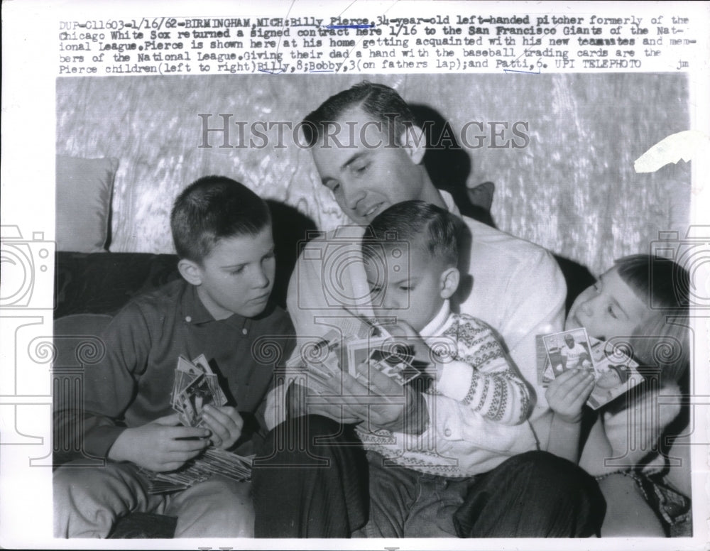 1962 Press Photo Billy Pierce Pitcher Signs Contract San Francisco Giants MLB - Historic Images