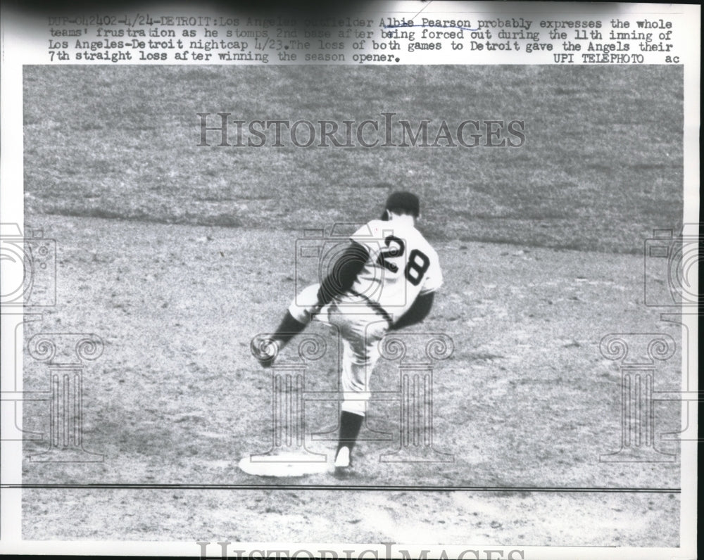 1961 Press Photo Albie Pearson Outfielder Los Angeles Angels Stomps 2nd Base MLB - Historic Images