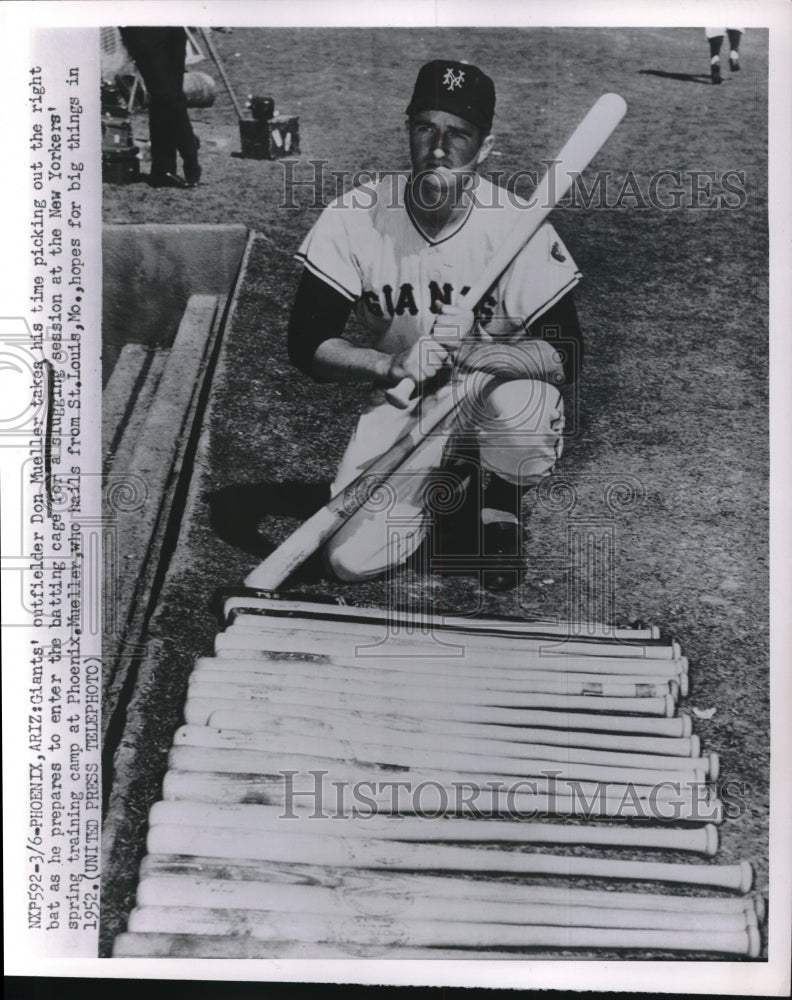 1952 Press Photo Don Mueller Outfielder New York Giants Picks Out Bats MLB - Historic Images