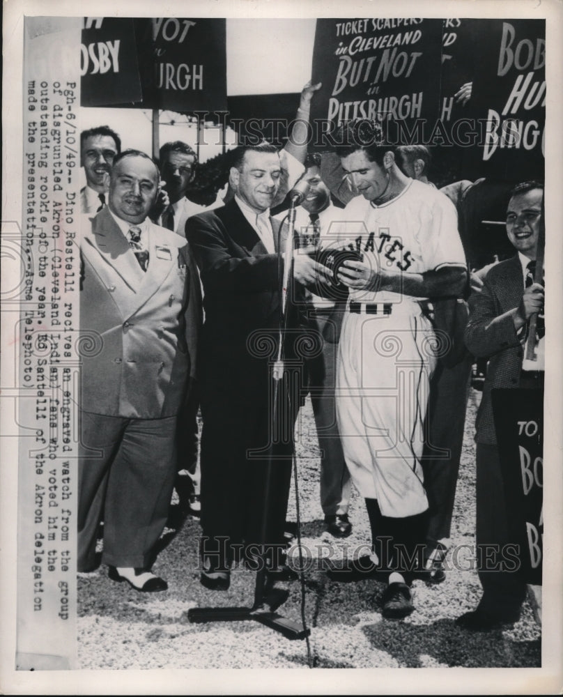 1949 Press Photo Pirates&#39; Dino Restelli receives watch from Indians fans - Historic Images