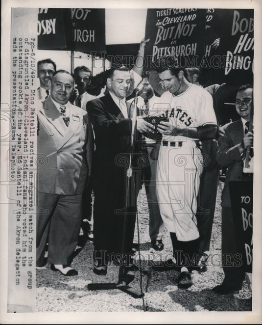 1949 Press Photo Pirates' Dino Restelli receives watch from Indians fans - Historic Images